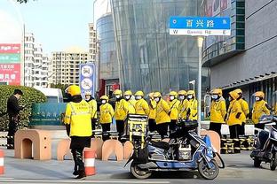 场场不落！乔治娜现场观战利雅得胜利2-0费哈，为C罗拍摄视频